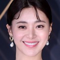 共用ソファーに土足の“マナー炎上”から3カ月…女優イ・ヨンウンが接写自撮り公開　43歳とは思えない童顔 画像