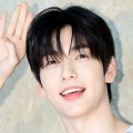 TXT・スビン、ウサギポーズが可愛すぎる！爽やかで夏らしい水色シャツ姿でイベントに登場 画像