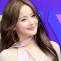 危険なミニ丈“お座りポーズ”…ベル、圧巻スタイルに視線釘付け「爆美女」「最高です」