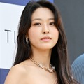 ラインくっきりの“ピチピチ”ウェア姿…元K-POPアイドル、美脚際立つ圧巻スタイル「わぁ」