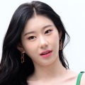 そこ開いてていいの？“胸下ざっくり”水着姿のチェリョン、ナイトプールで抜群スタイル「キャー！」 画像