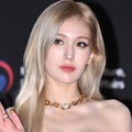 「服を着て！」上も下もインナー見せ…チョン・ソミ、ブラトップ姿の“無駄なしボディ”に視線集中 画像