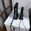 機器背面の接続状況。10G-ONUからXG-100NEのWAN 10Gポートへ青いLANケーブルで接続されている