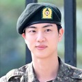 「JINさんが僕を英雄に」BTS・JIN、兵役中に出会った後輩アイドルを気遣う美談が話題