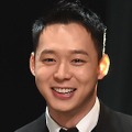 薄い髪をウェーブで隠す？韓国で活動できない元東方神起・ユチョン、“ビジュ激変”も日本で生き生き 画像