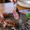 代表・天野自らが包丁を握り、肉の繊維を見極めて一枚一枚手切りした白老牛。