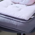 クッションを重ねて座面をかさ上げしたDIY仕様のチェア(C)RafiRaffee