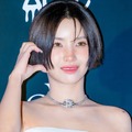 「何してるの!?」前かがみで“スキマ”ちらり…ソヨン、大胆な黒キャミ姿で視線独占