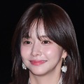 可愛い顔からは想像できないボリューム感!ピンクの紐スイムウェアで夏を楽しむ韓国女優