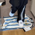 メッシのユニフォームを踏みつけて雑巾に…「最も有効活用する方法」韓国女性ユーチューバー炎上 画像