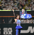 藤原紀香が“明治版キャッツアイ”の衣裳でPayPayドームに降臨！ノーバン投球に大歓声 画像