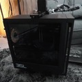 デスクの脚に吊り下げられたデスクトップPC。デスクと連動して動く(C)たか︴ガレージ秘密基地づくり