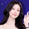 「見せていいの?」“ほぼ紐ドレス”で話題を集めたミヨン、インナーちらり…大胆コーデに視線集中