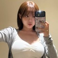 タイトワンピから伝わるボリューム…“男性のセルフプレジャー”保存発言の韓国インフルエンサー、34歳に