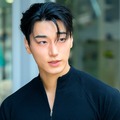 「隣にいたらびびる」ATEEZ・サンが東京の街中に!“彼氏感”あふれるオフショットにファン悶絶