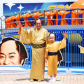 松平健がクルーズ船で登場!「八景島シーパラダイス」のイルカショーにサプライズ出演し大歓声!