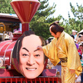 松平健がクルーズ船で登場！「八景島シーパラダイス」のイルカショーにサプライズ出演し大歓声！