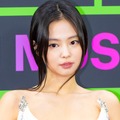 ほぼ見えてる…BLACKPINK・ジェニー、大胆すぎる“スケスケ”衣装で視線強奪「うわあああ」「すごい」 画像