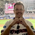 「合成かと思った」俳優マット・デイモン、ハートポーズで韓国プロ野球生観戦!?意外な理由とは 画像