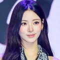 脇腹パックリ…日本人K-POPアイドル、肌見せ衣装で“異次元の美貌”を披露「同じ人間とは思えない」
