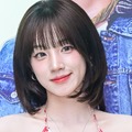 こんなに見せていいの？“胸元パックリ”衣装を上から…ウギの大胆ショットに視線釘付け「キャー！」 画像