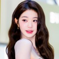 “骨格バービー人形”IVE・ウォニョン、タイト衣装で際立つ異次元プロポーション「何頭身…？」 画像