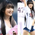 “ヘソ出し”投球で視線独占！i-dle・ミンニ、上下ミニ丈のスポーティールックで始球式に登場 画像