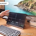 メインモニターの下に配置されたMiuniu「M13UT」(C)Rei丨暮らしとNotion。