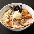 【麺部屋 綱取物語】綱取味噌味玉チャーシューわんたん麺イートイン 1,701円(1杯)〈各日数量限定〉