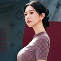 付け根ラインも大胆に…“世界で最も美しい顔”2位のクララ、ハイレッグのスイムウェア姿で圧巻グラマラス 画像