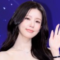 「その丈ギリギリ…」ミヨン、短めトップスで“くびれたウエスト”全開！大胆肌見せに視線集中 画像