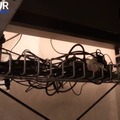 ケーブル類もデスク下に「浮かせて」収納(C)ガジェコン!-ガジェット&コスパコンサル-