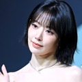 縦線うっすら…LE SSERAFIM・ 宮脇咲良、ピチっとへそ出し衣装で“美くびれ”あらわ「女神だ」 画像