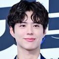 “大人の色気”にドキッ…俳優パク・ボゴム、乱れ髪×スーツの眼福ビジュアルに視線釘付け