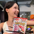 「なぜポケモンカードを切る？」韓国アイドルに“反日”疑惑、日本ファンからは擁護の声も 画像