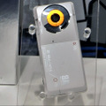 ガンダム携帯「945SH G」。カメラのレンズ周りがビームライフルのデザインになっている
