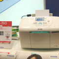 1.5型カラー液晶搭載でダイレクトプリントにも対応するコンパクトな写真専用プリンタ「E-150」