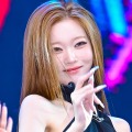 “無防備”なスキマに視線集中…日本人K-POPアイドル、深Vネックで魅了「心拍数上昇しちゃう」 画像