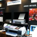 プロ向け大判印刷用インクジェット機「MAXART」シリーズの充実したラインアップなども展示される