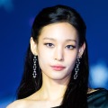 ずり落ちそう…財閥令嬢K-POPアイドル、“紐なし”ワンピで大胆肌見せ!艶やかな色気で魅了