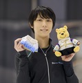 羽生結弦の“伝説の衣装”をまとったプーさんに会える！全国の対象書店で実物展示決定 画像