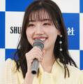 元日向坂46・佐々木美玲、海辺で魅せた“白ワンピ”姿を披露　透明感あふれるショットに反響 画像