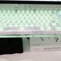 透明素材のモニタースタンドで、視覚的なノイズを最小限に（C）mu mu