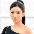 「服どこいった？」インナーなしの“素肌ジャケット”姿…ソヨンの大胆衣装にファン衝撃