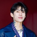女性用アンダーウェアを両手いっぱいに握り…韓国歌手の“上裸”写真が話題!過去には19禁SNS開設で注目