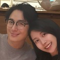「おデブ妊婦ママ」と自称も47kg…14歳上韓国俳優と結婚の日本人女性、リゾートルック公開