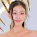 ほぼ紐だけ…TWICE・ジヒョ、“大胆バックレス”衣装で美スタイル披露「危険」「破壊力えぐい」