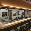 店内の壁紙には、札幌を象徴する札幌市時計台、さっぽろテレビ塔、クラーク像など、札幌を代表するランドマークを描いたアートデザインを採用
