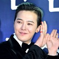 鮮やかな“青髪”でオーラ全開!G-DRAGON、パリで目撃 韓国料理店の店主と笑顔で記念SHOT