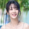 “胸元ぱっくり”ドレス姿のミンニ、ふくらみのぞく大胆衣装に「こんなに見せていいの？」 画像